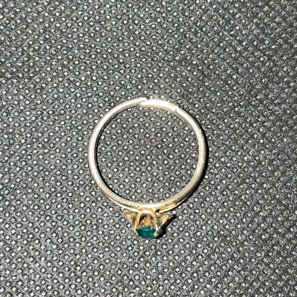 Adjustable metal ring with green gem